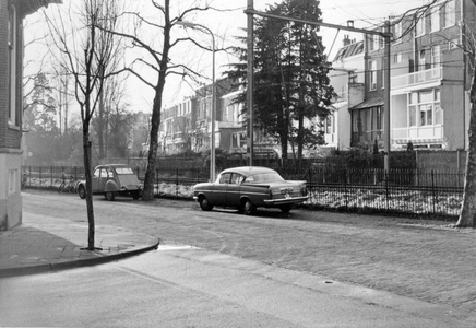 848423 Gezicht over de Wolter Heukelslaan op de Oosterspoorweg vanuit de Oudwijkerlaan te Utrecht, met op de ...